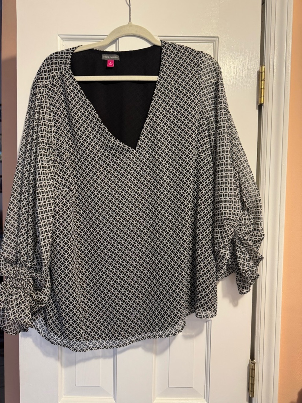 NWOT! Vince Camuto long-sleeve V-neck geometric blouse black & white